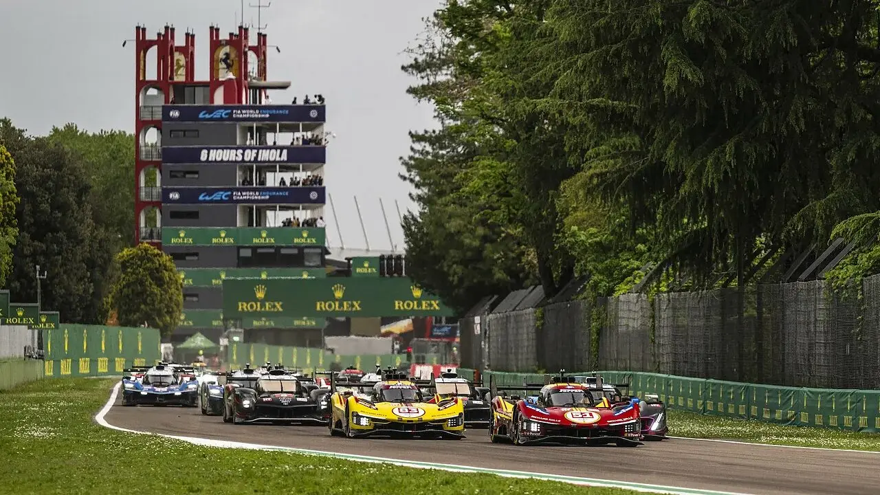 Vista della partenza all'Autodromo di Imola durante una gara WEC con Hypercar