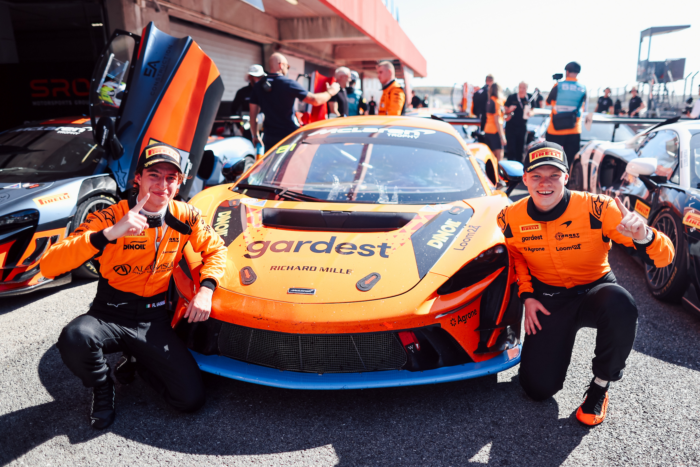 Riccardo Ianniello e Gregor Jeets festeggiano la doppia vittoria a Portimão nel McLaren Trophy Europe 2026 con Target Racing.